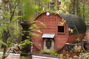 Was muss man bei einer Fasssauna alles beachten? Russische Holfasssauna im Wald