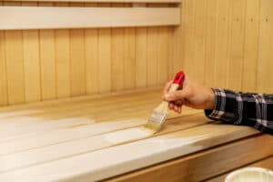 Kann man eine Sauna streichen? Sauna mit Holzschutzwachs streichen