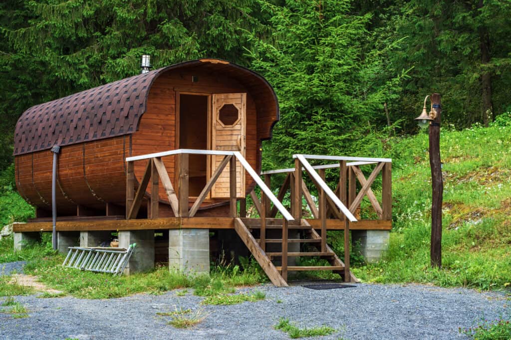 Riesen Fasssauna für 12 Personen mit Holzkonstruktion auf Punktfundamenten